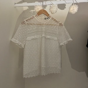 Spetstopp - Säljer min superfina spetstopp från zara som är perfekt till alla tillfällen!💗Säljer pga den inte kommer till användning längre💗 den är i storlek L men passar mig som är s/xs💗 skriv för fler frågor/bilder💗