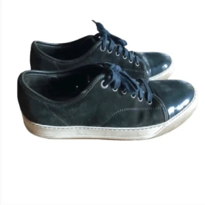 Lanvin skor - Säljer dessa Lanvin skor i färgen brun. Tydligt tecken på andvändning men har mycket kvar att ge! Hör av dig ifall du har minsta fundering!