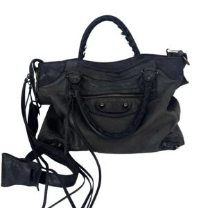 Balenciaga väska - Säljer min äkta balenciaga väska köpt från vestiare, nypris 13 000kr, mörkgrön/svart färg, kan tänka mig byta 