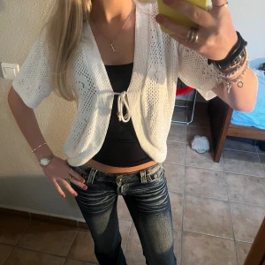 Kofta - Supersnygg vit bolero/kofta🥰både fin att ha knäppt och även öppen😊