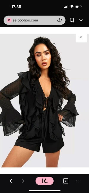 Svart blus - En svart spets blus med prislappen kvar💕 Från boohoo. Superfin men passade tyvärr inte mig utan var för liten, den är i strl 38 men skulle nog säga att det är Max en 36🫶🏻