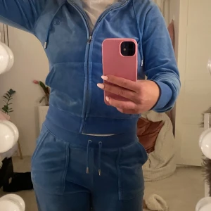 Juicy sett  - Superfint juicy sett💙 Byxorna är i M och koftan i S.
