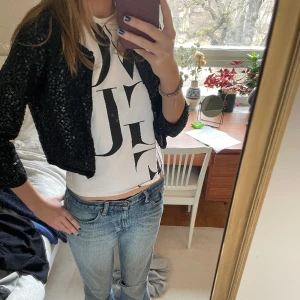 Svart bolero med paljetter - Säljer denna superfina svarta tre-kvartsärmade bolero med paljetter. Köpte secondhand men har inte kommit till användning så mycket. Den är i bra skick och funkar till vardags och finare tillställningar!