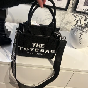 tote bag - tote bag marc jacobs.. använd en gång ! superfin kopia o köpt för 900kr  