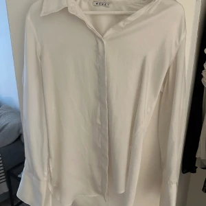 Vit skjorta/ blus - Super fin vit skjorta från Wera. Aldrig använd och den är i nyskick.💕