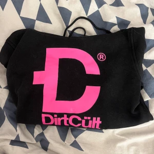 Hoodie - Dirtcult hoodie dam i rosa text. Lite använd men är som i nyskick. Växte ur den så den kommer inte till användning längre. Nypris 700 kr💗