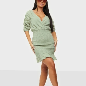 Gullig limegrön klänning  - Äger denna klänningen i färgen limegrön. Otroligt fin och ha på sig till sommaren. Inköpt från Nelly i somras men kom inte till användning, så prislappen sitter frf kvar på den 😇 hör av er för flera bilder 🩷