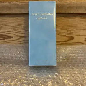 Helt nytt!  parfym från D&G Light Blue, 100ml.  Platsen fortfarande sitter kvar, se bilderna.  Mejla mig om ni har några funderingar eller frågor. 