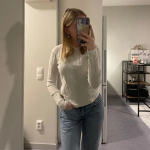 Vit långärmad från Zara - Vit lite tunnare långärmad från Zara. Storlek S. 