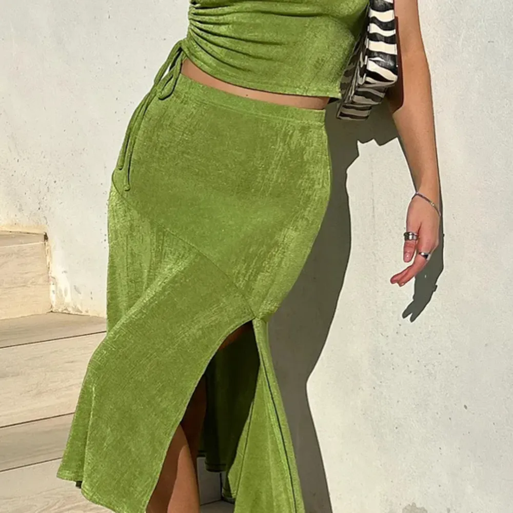 Finaste gröna set från NA-KD💚 Säljer både toppen och kjolen tillsammans<3. Toppar.