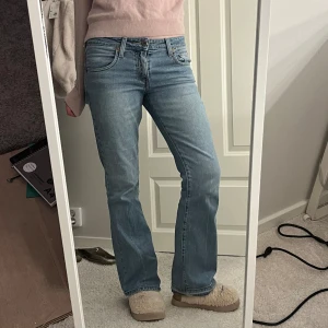 Lågmidjade bootcut jeans  - Ett par ljusblåa lågmidjade jeans från Levis som jag har köpt secondhand!  Jag har sprättat de (syns ej tydligt på bild), men de går lätt att sy upp som ”vanligt” igen 💗💗 Har ett litet hål vid sprättningen!  Midjemåttet 39, innerbenslängden 75