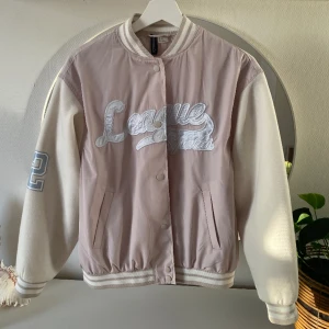 Bomberjacka - Lappen sitter kvar från när jag köpte den. Aldrig använd då den är inte riktigt min stil men så fin annars. Köpte den för 399. 💕