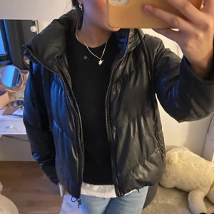 Svart jacka - Svart ”skinn” jacka från zara! Använd fåtal gånger och är i nyskick. 💛 nypris: 599kr