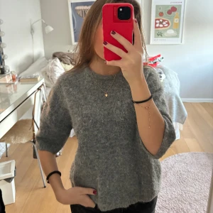 Stickad topp - Trekvartsärm. Använd en del men ändå fin. Från Lindex 