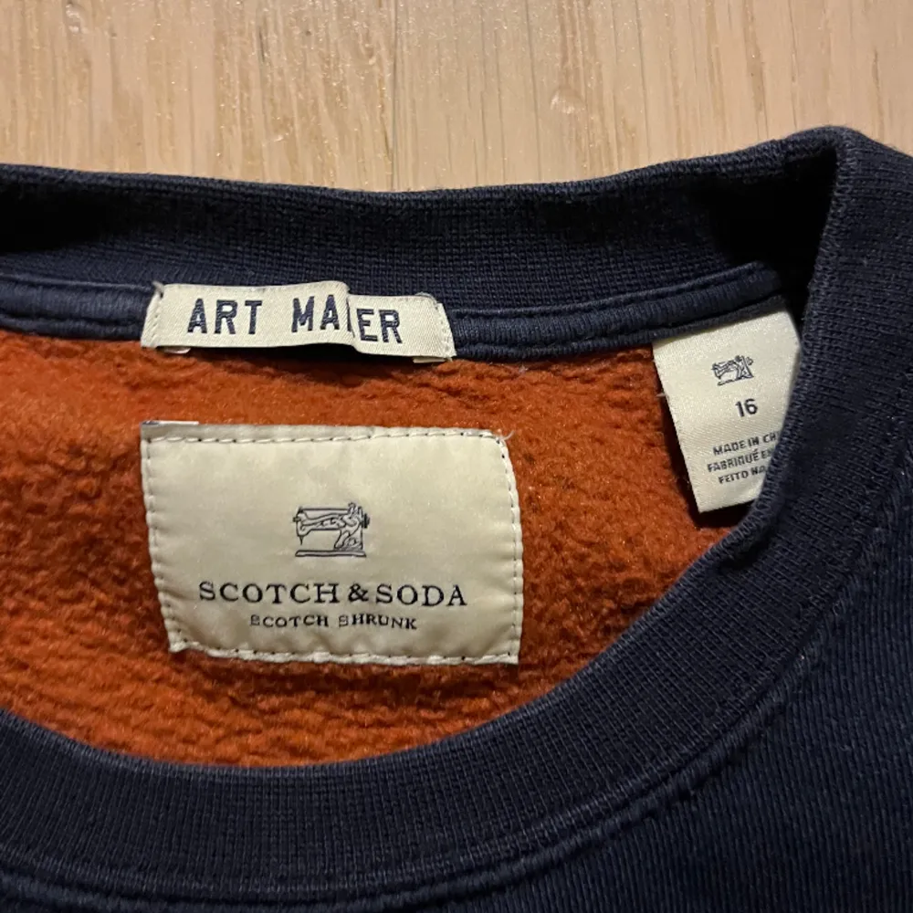 Scotch and soda tröja i mörkblå i fint skick, säljer då jag vuxit ur.. Tröjor & Koftor.