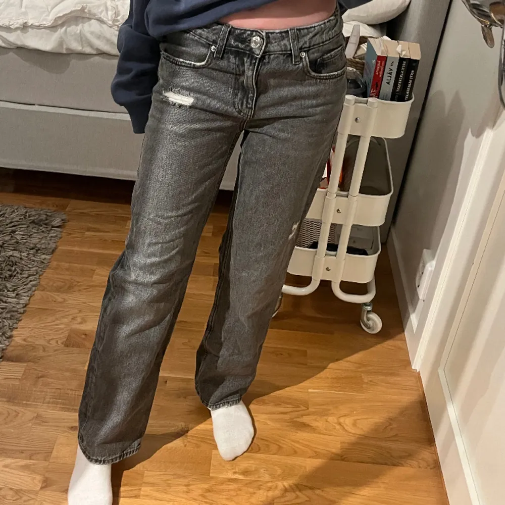 Tre par jeans med hål och slitningar (meningen) köpta från gina young. Alla är i samma model (raka) och i storlek 152, sitter som xxs på mig. Skriv för mer information eller bilder. TRYCK INTE PÅ ”KÖP NU” UGAN SKRIV TILM MIG FÖRST!💗. Jeans & Byxor.