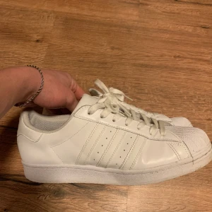 Adidas Superstars - Säljer dessa riktigt fina nästan aldrig använda superstars, då de inte kommer till användning. Kom med bud!
