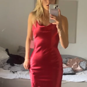 Röd balklänning  - Säljer denna balklänning som aldrig kom till användning då jag hade två olika😁 Den är i storlek 34 men passar också en 36a då den går att justera delvis🤍 Skriv vid frågor eller fler bilder!