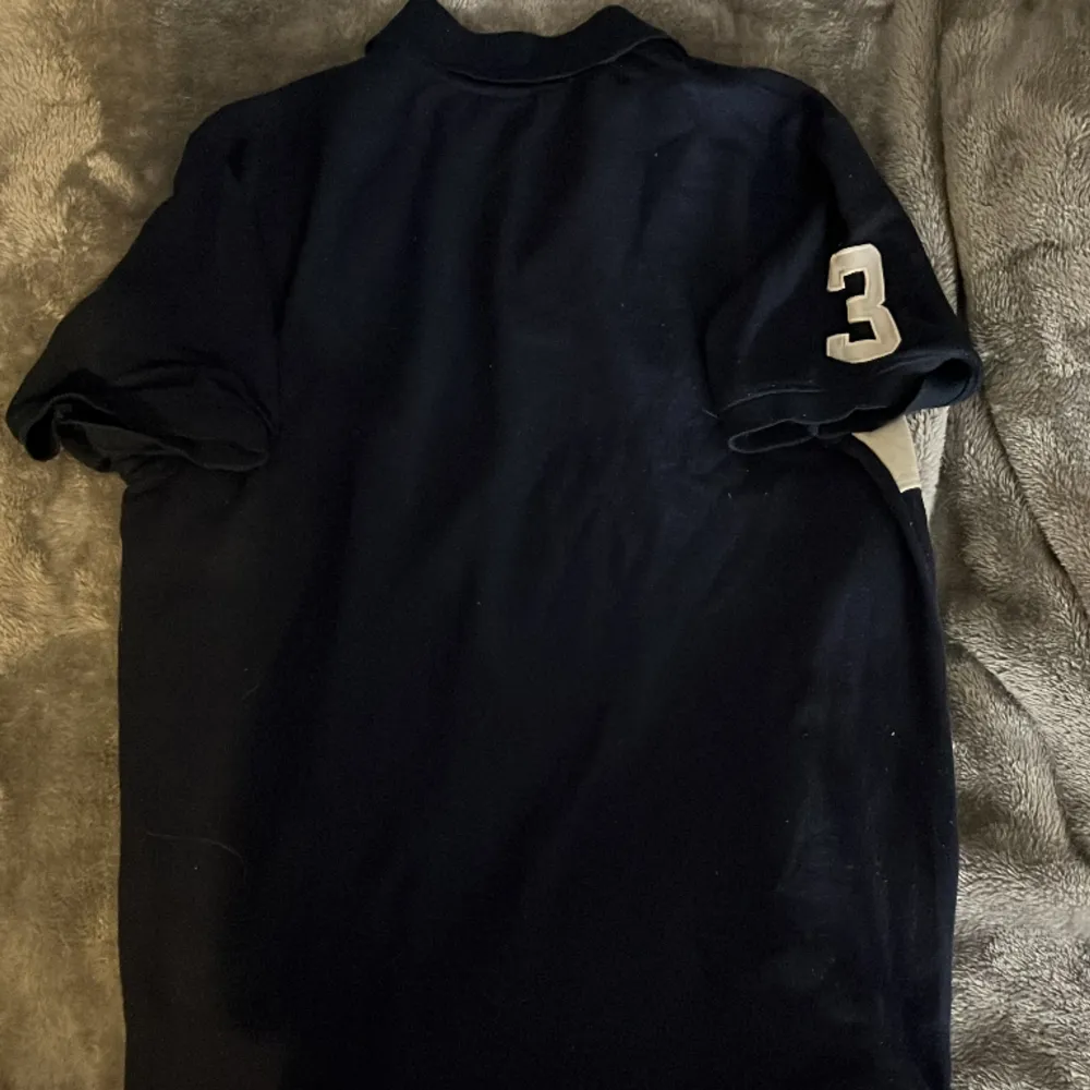 Mörkblå Ralph Lauren tröja storlek M . Den är knottrig men försvinner enkelt om man tar bort det med rakhyvel.. Tröjor & Koftor.