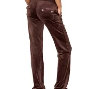 Juicy conture! - Bruna juicy i storlek Xs! Passar dom som vanligt vis har S då jag har där i mellan och dom passar mig perfekt, är 164! Pris: 750 då de är små brännmärken men som ej syns! Bilder finns att få!❤️