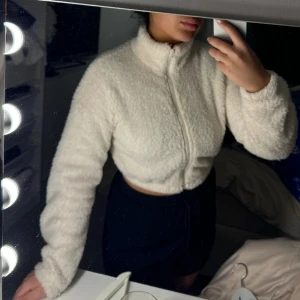 Teddy päls kofta - Krämig mjuk vit Teddy/päls/kofta  Helt oanvänd!! 