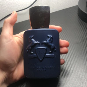 Layton  - Säljer nu denna parfymen som jag andvänt 2-4 gånger köpte den som 75ml kanske är kvar 74,5 ml ungefär! Nypris 2000kr