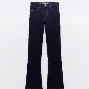 Säljer mina helt nya mörk blå bootcut jeans. Som sagt är de helt nya och därför inga möjliga defekter. Nypris ligger på 399 därav priset.