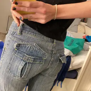 OTROLIGA jeans från 2000-talet😩 perfekt skick, saknat bara en knapp bak på rumpan. Hör av för mått/ fler bilder 