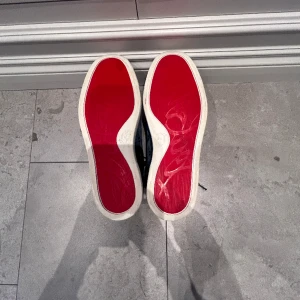 Louboutins  - Tja! Jag säljer ett par loubs i storlek 40 skick 9/10. De är ett par louboutin spike juniors i färgen ljusblå. Jag säljer dessa eftersom de inte kommer till andvändning längre. De är självklart äkta. Äktehets bevis medkommer. Skriv om ni har frågor🫶🏼