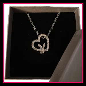 Playboy halsband🩷 - Jag säljer detta superfina Playboy halsbandet i äkta silver då det inte kommer till användning. Nypris: 300kr. Skriv gärna vid frågor eller fler bilder!💗