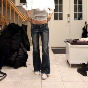 Snygga Lågmidjade jeans. Innerbenslängd 75 cm. Mått rakt över midjan 41 cm