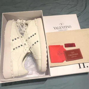 Valentino skor stl 44 - Helt nya. Storlek 44. Dustbag, tags, Valentino kort finns.