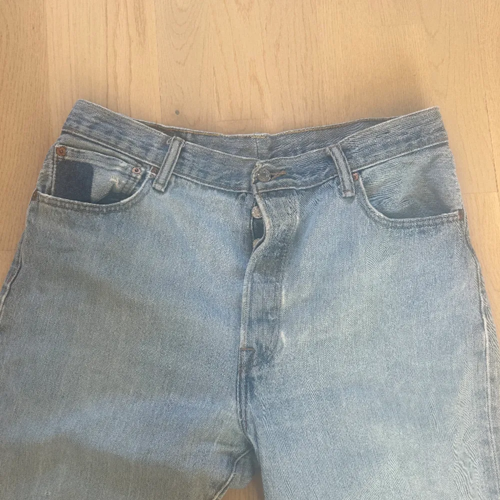 Supersnygga Levis jeans som är vintage med lite slitage. Det är en ljus tvätt som passar både män och kvinnor i storlek W36 L30. Jeans & Byxor.