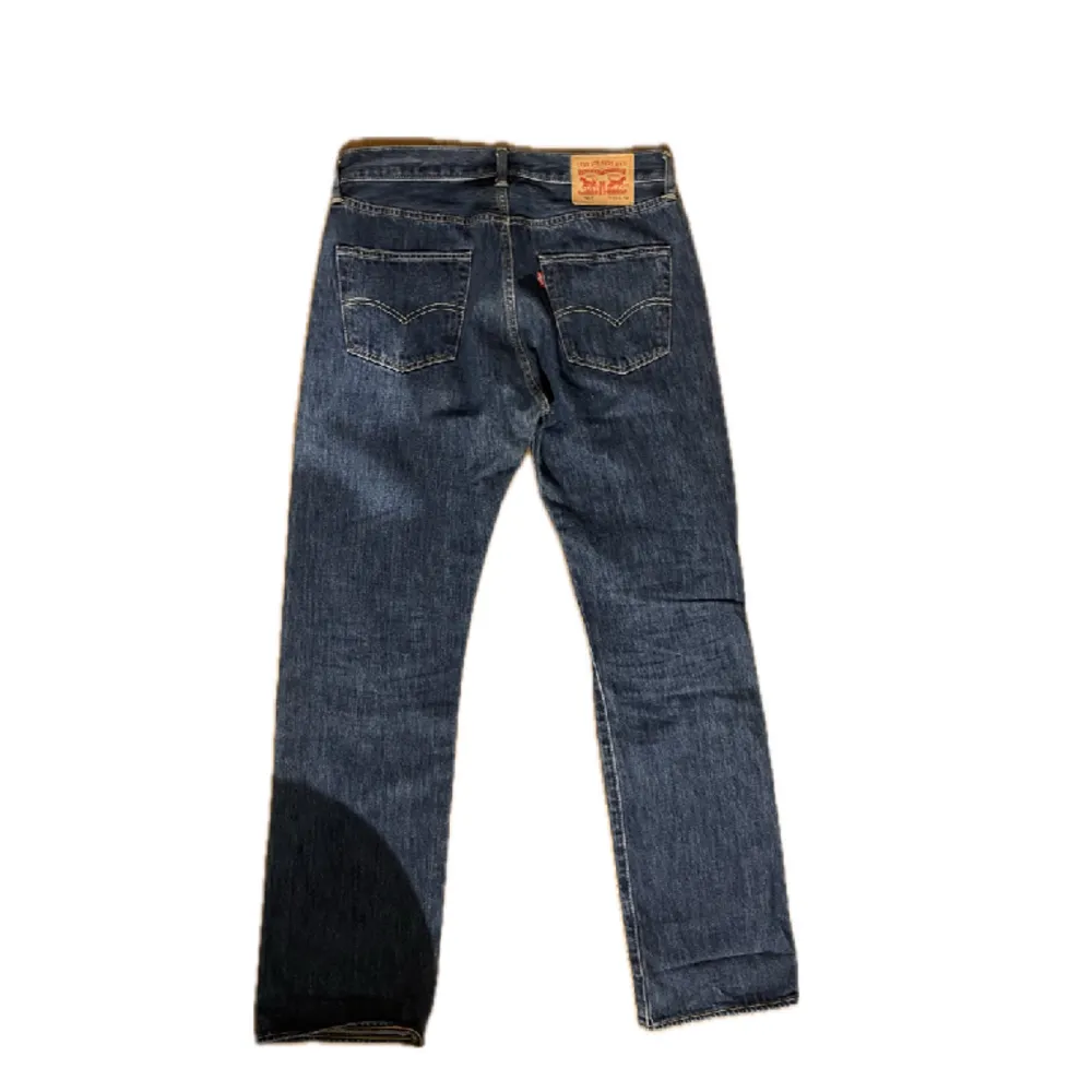 Mörkblå levis jeans!! Innerbenslängd 82cm  Midjemått 43cm tvärs övee. Jeans & Byxor.