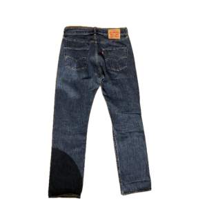 Mörkblå levis jeans!! Innerbenslängd 82cm  Midjemått 43cm tvärs övee
