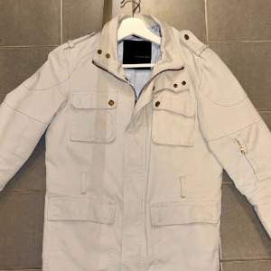 Schysst Field Jacket från Zara i 8/10 skick lite minimalt slitage på insidan men inget som märks av. Hör gärna av dig vid frågor!