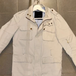 Field jacket  - Schysst Field Jacket från Zara i 8/10 skick lite minimalt slitage på insidan men inget som märks av. Hör gärna av dig vid frågor!