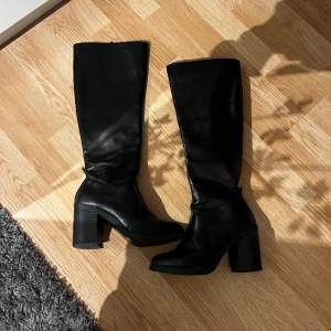 Svarta knähöga boots som endast är använda ett fåtal gånger. Dom är knähöga i ett lädermaterial(fake) i storlek 38 men passar perfekt på mig som är storlek 37