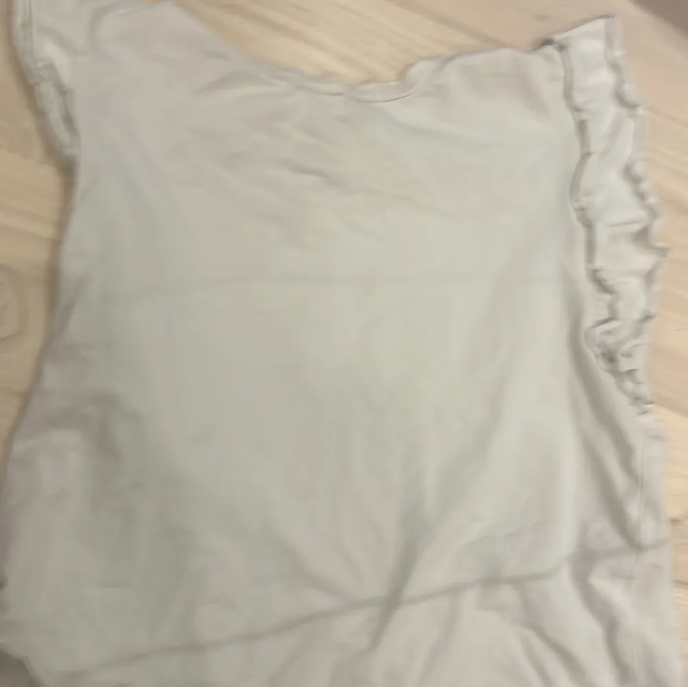 Jätte fin helt vit tröja. Använt typ 3 gngr inga skador helt som ny!🩷 Den har krympt lite så nu är den i typ storlek S.. T-shirts.