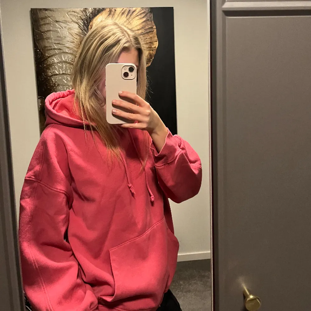 Superfin rosa hoodie från hm i storlek xs men den är stor i storleken, jättebra skick 💗💗💗. Hoodies.