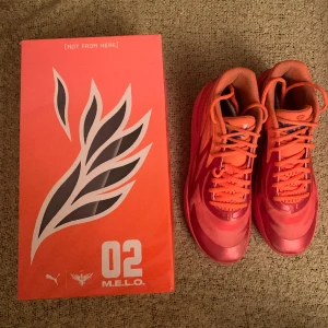 Puma Melo 02 Orange - Puma Melo 02 basketskor i mycket bra skick. Färg:Orange. Lite sönder på bild 3