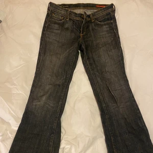 LOW WAIST BOOTCUT JEANS - Snygga jeans!! Bra skick förutom längst ner, men det är inget man märker av.  Innerbens längden: 78 cm Midjemåttet rakt över: 36/37cm 