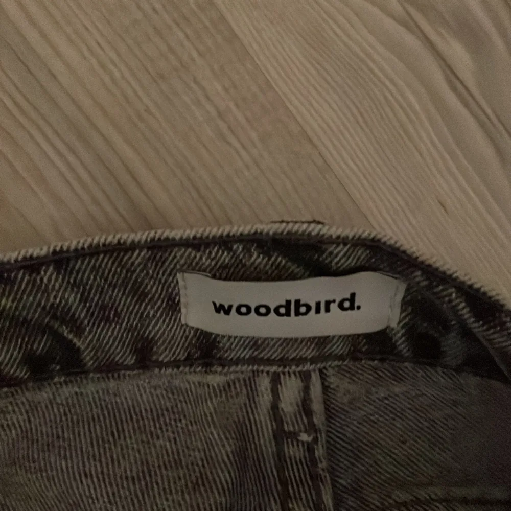 Säljer dessa woodbird jeans i storlek 26/30. Använda ganska mycket. Jeansen passar till en person som är runt 165 och väldigt smal eftersom att i midjan är jeansen tighta. Säljer dessa för 299 kr. Ordinarie pris 900.Skriv i dm om ni har några frågor!. Jeans & Byxor.
