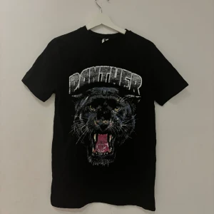 Cool T-shirt - Coolaste t-shirten som tyvärr inte längre kommer till användning! Köpt på Nelly och är storlek Xs men är oversized så skulle säga att den är som en S! Använd Max tre gånger så i väldigt fint skick🤍