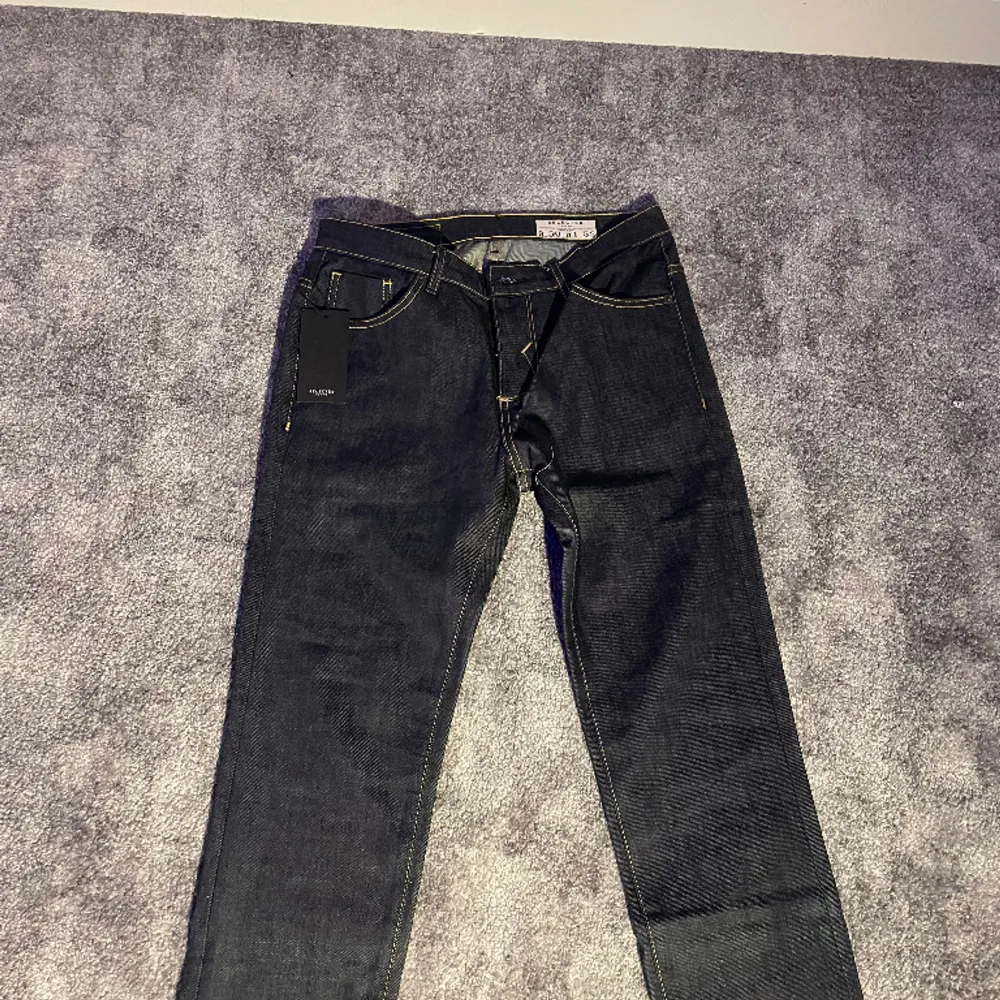Säljer dessa jeans från Selected Homme, sjukt snygga🤩 Helt nya, aldrig använda. Storlek: 30/32 Nypris: 600kr 💰. Jeans & Byxor.