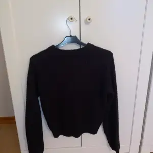 SKRIV INNAN KÖP💋  En svart stickad tröja, använd fåtal gånger, skön och mysig. Allt tvättas innan leverans!🌸 Strlk 146-152, XXS-XS