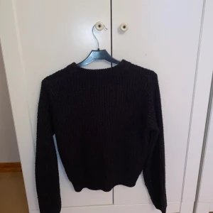 Svart stickad tröja - SKRIV INNAN KÖP💋  En svart stickad tröja, använd fåtal gånger, skön och mysig. Allt tvättas innan leverans!🌸 Strlk 146-152, XXS-XS