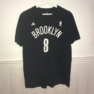 NBA brooklyn nets tröja, sparsamt använd och i mycket bra skick. Storlek L 