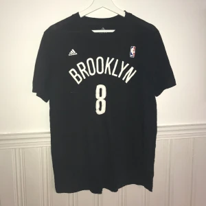 NBA Brooklyn Nets tröja - NBA brooklyn nets tröja, sparsamt använd och i mycket bra skick. Storlek L 