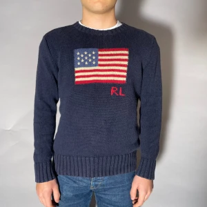 Ralph Lauren tröja, USA Flag - Riktigt snygg RL tröja. Sjukt snygg till sommaren. Tröjan är i fint skick. Ny pris ca 5000kr. Vårt pris 1799kr. Om du har någon fundering är det bara att hoppa dm! Mvh Stilkontoret  Pris kan diskuteras 